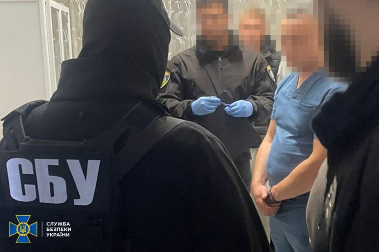 NCZAS.INFO | SBU, Zatrzymanie przez Służbę Bezpieczeństwa Ukrainy lekarza podejrzanego o udział w procederze ułatwiania uniknięcia mobilizacji wojskowej Ukraińcom