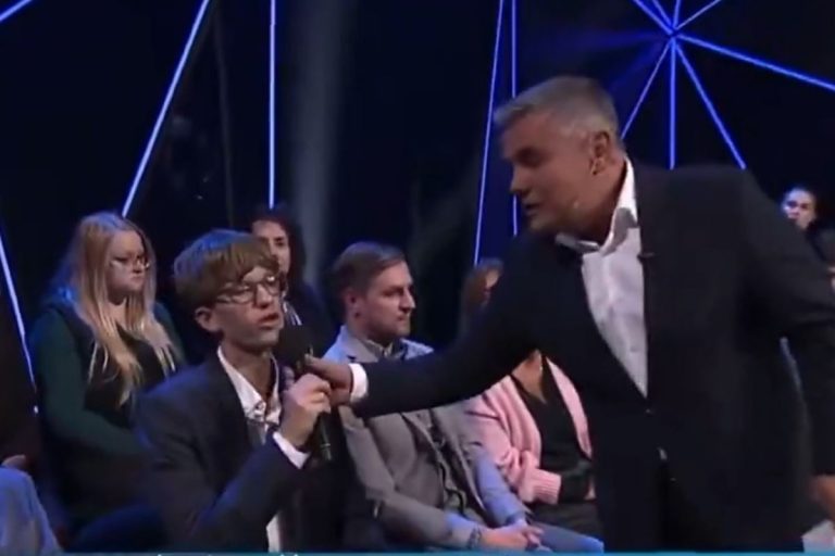NCZAS.INFO | Marek Czyż wyrywający mikrofon działaczowi Młodych dla Wolności