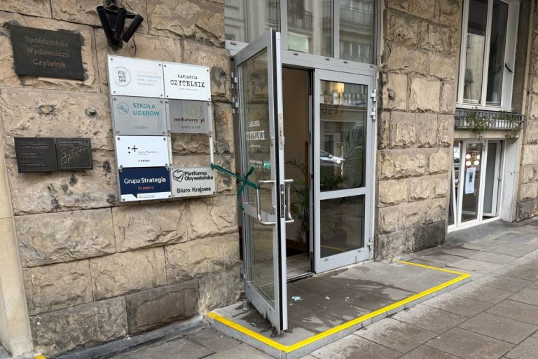 NCZAS.INFO | Wejście do budynku, w którym mieści się m.in. Biuro Krajowe Platformy Obywatelskiej, po rzekomym ataku. Foto: X/@WZembaczynski