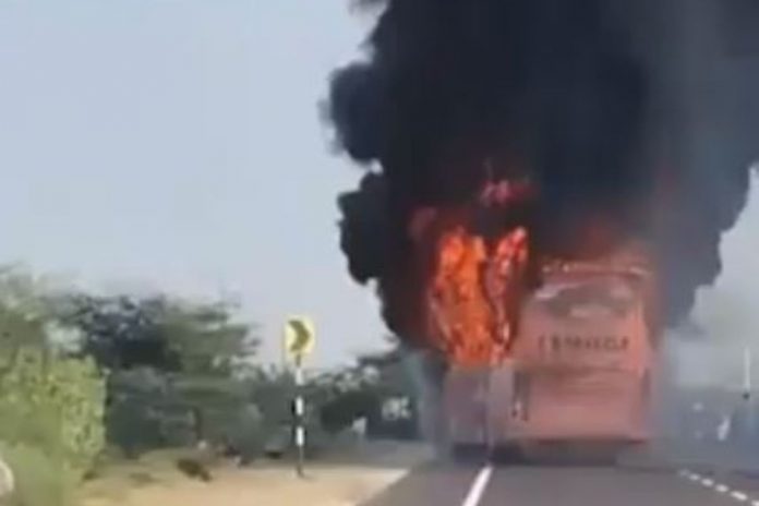 Pożar autobusu koło miasta Dźajsalmer w indyjskim stanie Radźasthan.