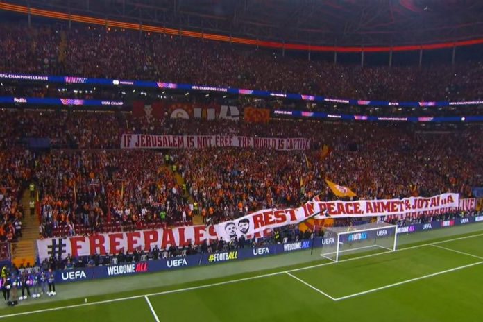 Transparent kibiców Galatasaray wymierzony w Izrael.
