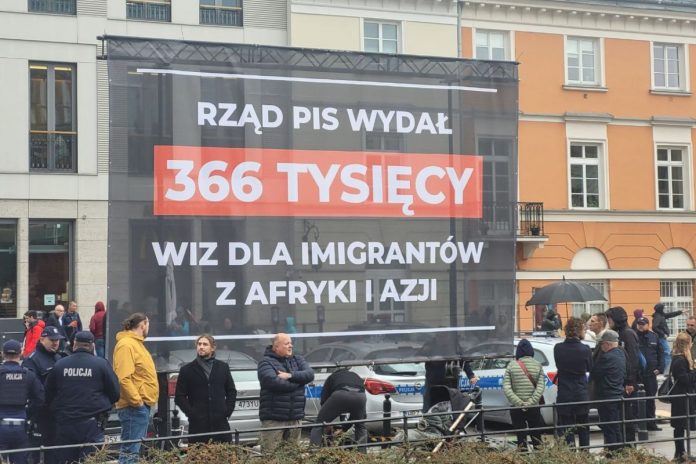 NCZAS.INFO | Konfederacja strollowała antyimigrancką manifestację PiS. Foto: X/Konfederacja
