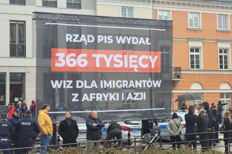 NCZAS.INFO | Konfederacja strollowała antyimigrancką manifestację PiS. Foto: X/Konfederacja