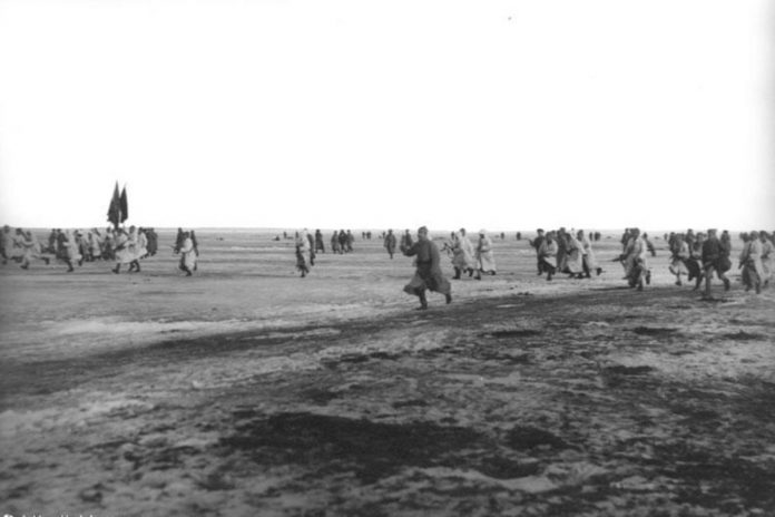 NCZAS.INFO | Armia Czerwona atakująca Kronsztad przez zamarznięte wody Zatoki Fińskiej. Marzec 1921 rok. Foto: wikimedia