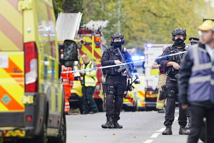 Antyterroryści i służby ratunkowe na miejscu zamachu w Manchesterze. Foto: PAP/PA