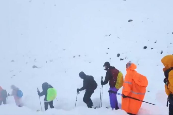 Turyści na Mount Everest.