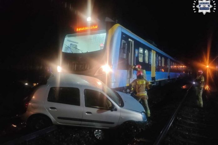 Kobieta pomyliła drogę z torami. W auto uderzył pociąg.