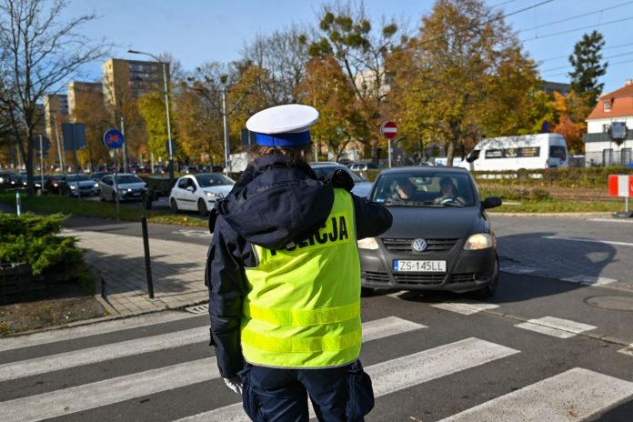 policja NCZAS.INFO | Policja kieruje ruchem przy Cmentarzu Centralnym w Szczecinie, przed dniem Wszystkich Świętych
