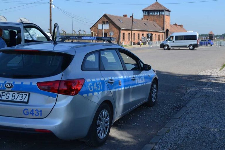NCZAS.INFO | Policja w pobliżu byłego niemieckiego obozu koncentracyjnego Auschwitz-Birkenau