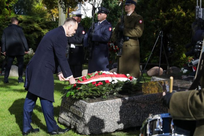 NCZAS.INFO | Warszawa, 19.10.2025. Prezydent RP Karol Nawrocki (L) podczas uroczystości złożenia wieńca przed grobem bł. ks. Jerzego Popiełuszki na terenie kościoła św. Stanisława Kostki na Warszawskim Żoliborzu w Narodowym Dniu Pamięci Duchownych Niezłomnych i w 41. rocznicę męczeńskiej śmierci bł. ks. Jerzego Popiełuszki. (tg/awol) Foto: PAP/Tomasz Gzell
