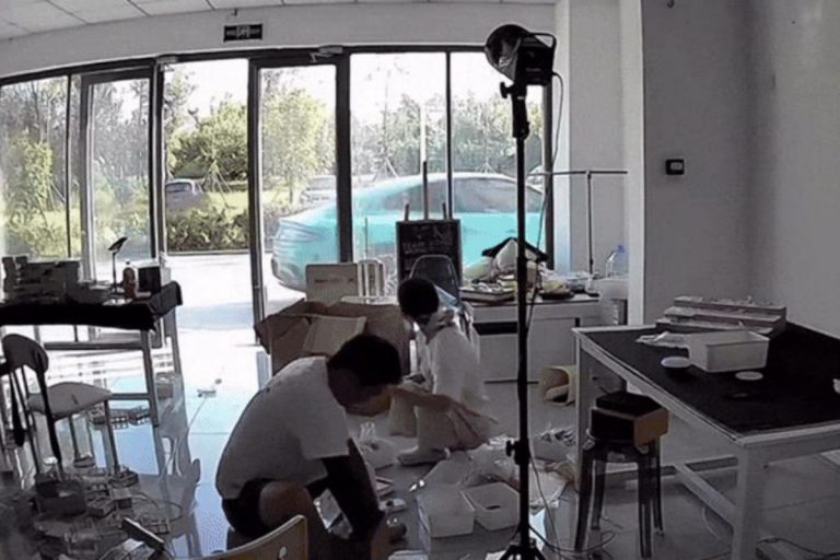 Xiaomi SU7 samochód elektryczny sam odjechał.