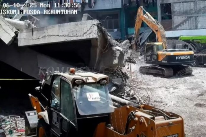Zawaliła się szkoła w Sidoarjo na indonezyjskiej wyspie Jawa
