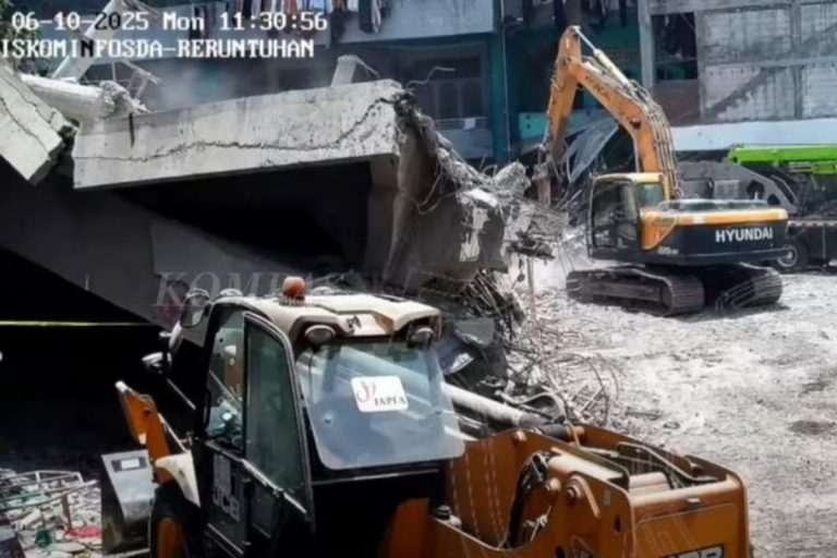 Zawaliła się szkoła w Sidoarjo na indonezyjskiej wyspie Jawa
