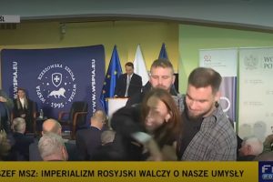 Dwóch mężczyzn siłą wyprowadza kobietę ze spotkania z Sikorskim. Zarzuciła ministrowi kłamstwo.