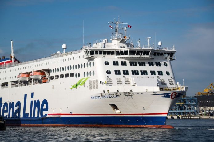 Prom Stena Line wpływa do portu w Gdyni.