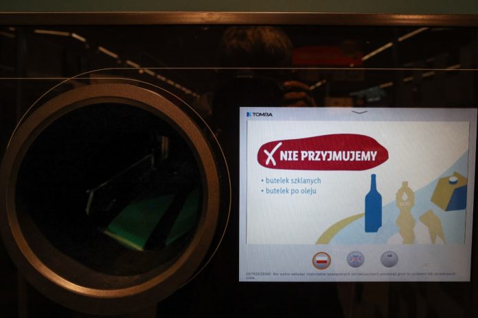 System kaucyjny. Automat do zwrotu puszek i butelek. Zdjęcie ilustracyjne. Źródło: PAP
