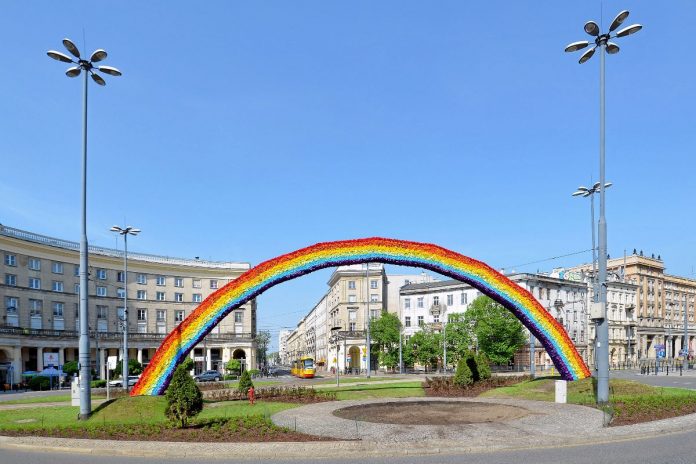 Tęcza na Placu Zbawiciela w Warszawie.