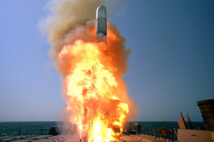 NCZAS.INFO | Odpalenie taktycznego pocisku manewrującego BGM-109 Tomahawk z okrętu U.S. Navy. Foto: U.S. Navy/wikimedia
