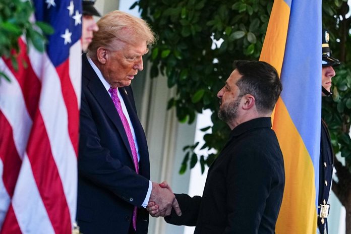 NCZAS.INFO | Prezydent Stanów Zjednoczonych Ameryki Donald Trump i prezydent Ukrainy Wołodymyr Zełenski przed Białym Domem w Waszyngtonie. Foto: PAP/Abaca
