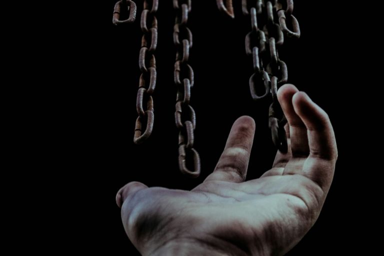Kajdany ograniczające wolność.