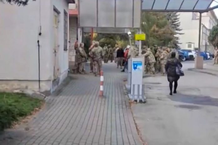 Ukraińscy żołnierze przed szpitalem w Stalowej Woli