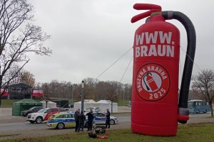 NCZASS.INFO | Do usunięcia punktu orientacyjnego zwolenników Grzegorza Brauna ludzie z zarządu Stowarzyszenie Marsz Niepodległości wezwali policję. Foto: X/Grzegorz Braun