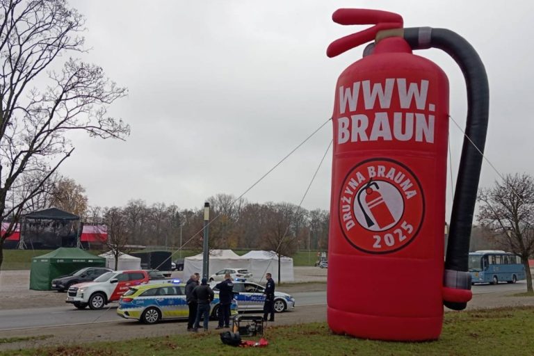 NCZASS.INFO | Do usunięcia punktu orientacyjnego zwolenników Grzegorza Brauna ludzie z zarządu Stowarzyszenie Marsz Niepodległości wezwali policję. Foto: X/Grzegorz Braun