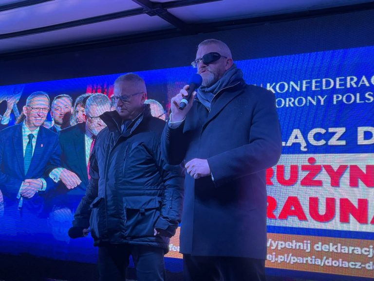Grzegorz Braun i Włodzimierz Skalik podczas "Marszu za Pokojem" w Białymstoku.