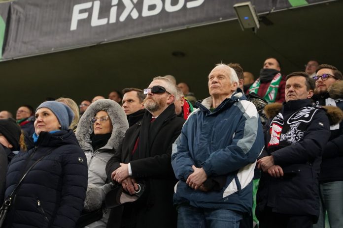 Grzegorz Braun oraz Janusz Waluś na meczu Legii Warszawa.