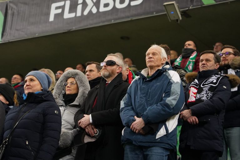 Grzegorz Braun oraz Janusz Waluś na meczu Legii Warszawa.
