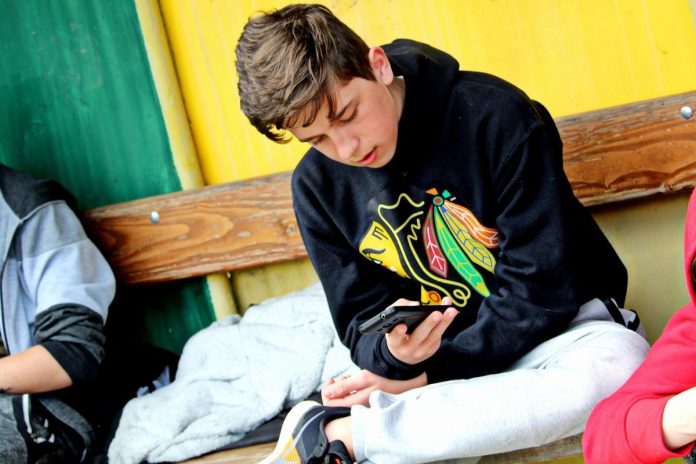 Nastolatek z telefonem