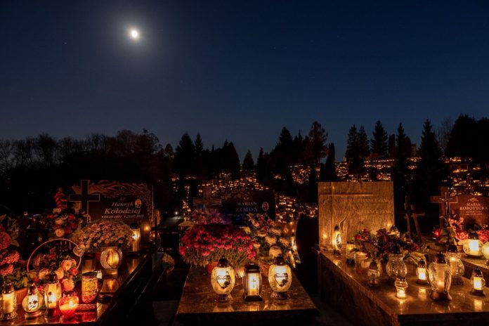 NCZAS.INFO | Cmentarz Zasański w Przemyślu po zmroku. Zdjęcie ilustracyjne. Źródło: PAP