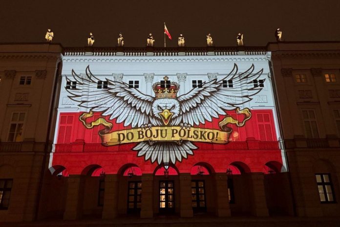 Do boju Polsko - zakazana oprawa wyświetlona na Pałacu Prezydenckim.