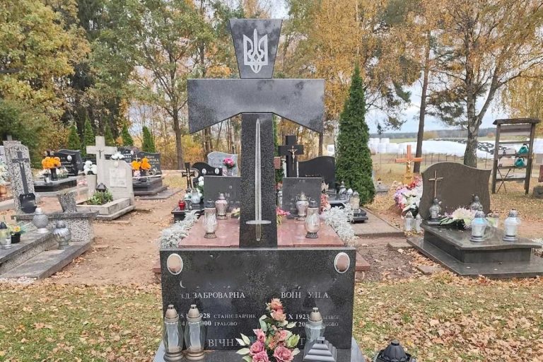 NCZAS.INFO | Grób "wojownika UPA" na cmentarzu w Polsce, we wsi Grabowo. / Foto: Facebook/Narodowy Słupsk