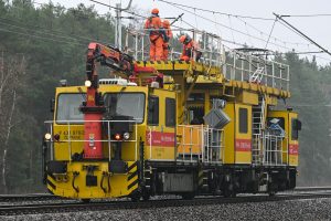 Naprawa sieci trakcyjnej.