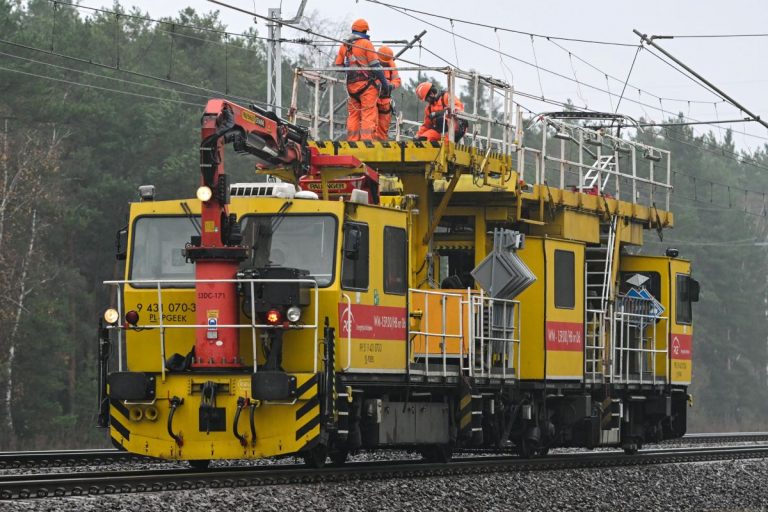 Naprawa sieci trakcyjnej.