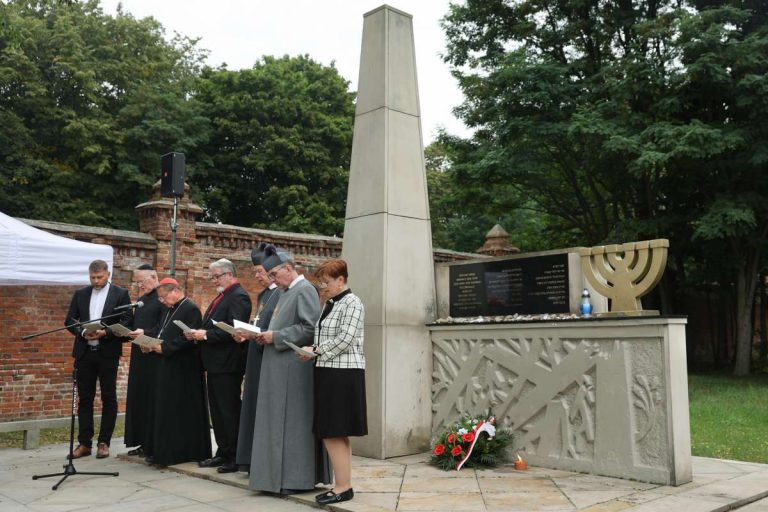 Metropolita łódzki abp Grzegorz Ryś (3L), ksiądz Wojciech Lemański (2L), ksiądz Michał Makula (L) i biskup Semko Koroza (4L) podczas obchodów 81. rocznicy likwidacji Litzmannstadt Getto w Łodzi,