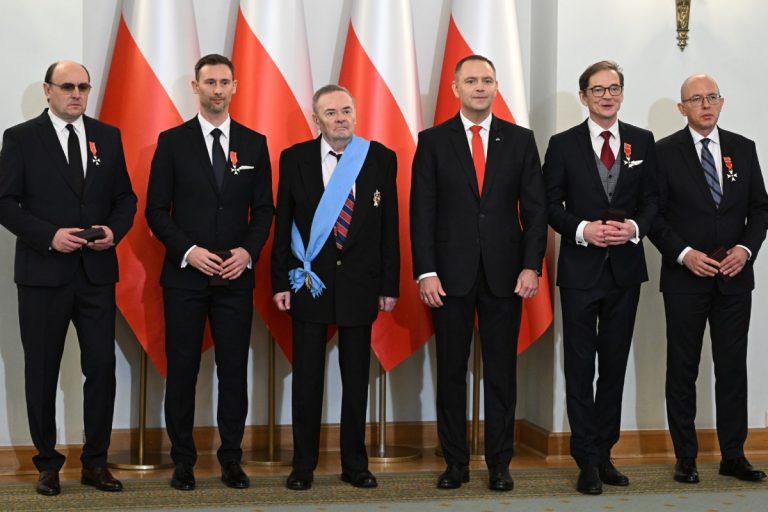 Warszawa, 11.11.2025. Obchody Narodowego Święta Niepodległości. Prezydent RP Karol Nawrocki (3P) oraz odznaczeni Krzyżem Kawalerskim Orderu Odrodzenia Polski aktor Adam Woronowicz (L) i astronauta projetkowy ESA, Sławosz Uznański-Wiśniewski (2L), odznaczeni Krzyżem Oficerskim Orderu Odrodzenia Polski, dziennikarz i komentator sportowy Przemysław Babiarz (2P) i prof. Konrad Banaszek (P) oraz odznaczony Orderem Orła Białego, pisarz Waldemar Łysiak (3L). Foto: PAP