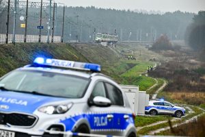 Działania służb przy zniszczonym fragmencie torowiska na trasie Dęblin-Warszawa przy stacji kolejowej w okolicy miejscowości Mika