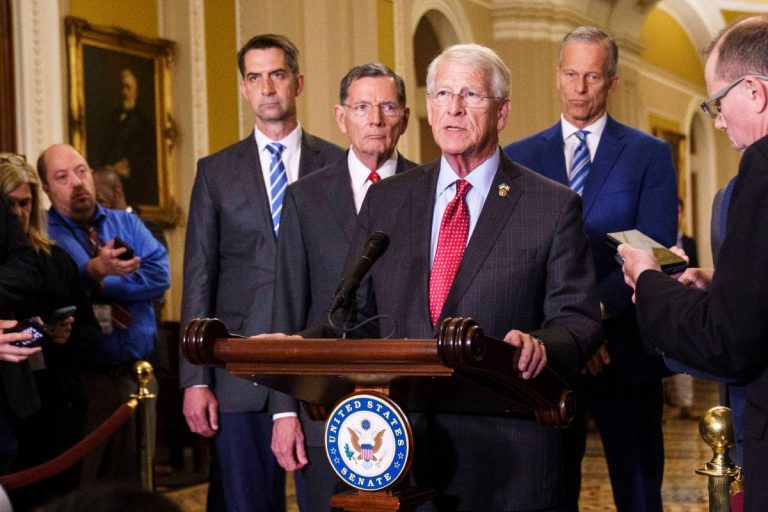 NCZAS.INFO | Szef amerykańskiej senackiej komisji ds. sił zbrojnych Roger Wicker (za mównicą) podczas konferencji prasowej w Senacie USA. Foto: PAP/EPA