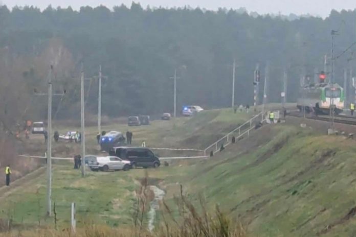 NCZAS.INFO | Słuzby pracują na miejscu pradopodobnego sabotażu na kolei. Foto: X/Dyspozytura Trakcji/TVRepublika/Krzysztof Łojek