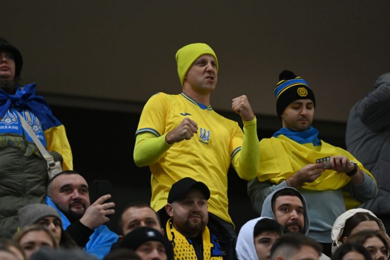Ukraińscy kibice na stadionie w Warszawie.