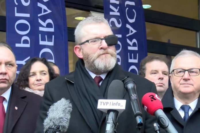 NCZAS.INFO | Grzegorz Braun i politycy Konfederacji Korony Polskiej podczas konferencji prasowej w Kielcach