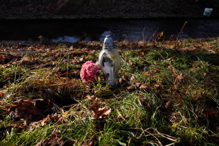 Znicz i kwiaty w okolicy miejsca znalezienia ciała 11-letniej dziewczynki w Jeleniej Górze.