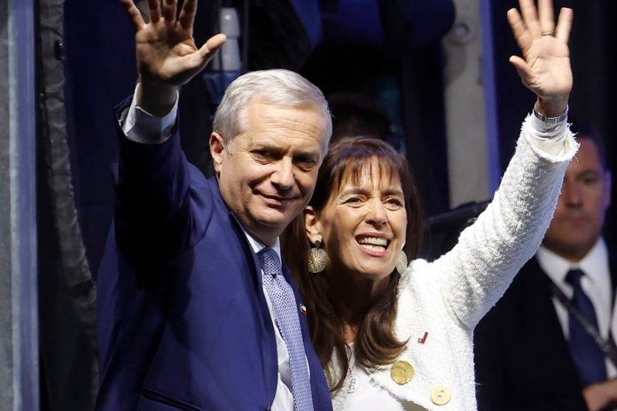 NCZAS.INFO | Antonio Kast z żoną po ogłoszeniu wyników wyborów w Chile. Foto: PAP/EPA