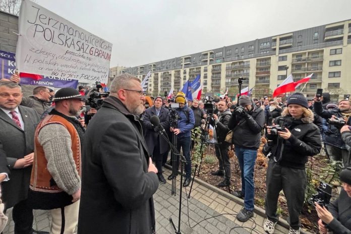 Grzegorz Braun tuż przed rozpoczęciem procesu. / Foto: https://x.com/GrzegorzBraun_/status/1997969034747470265/photo/1