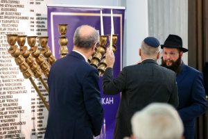 Rabin Szalom Ber Stambler (z prawej) i marszałek Sejmu Włodzimierz Czarzasty (z lewej) podczas zapalenia świec chanukowych w Sejmie.