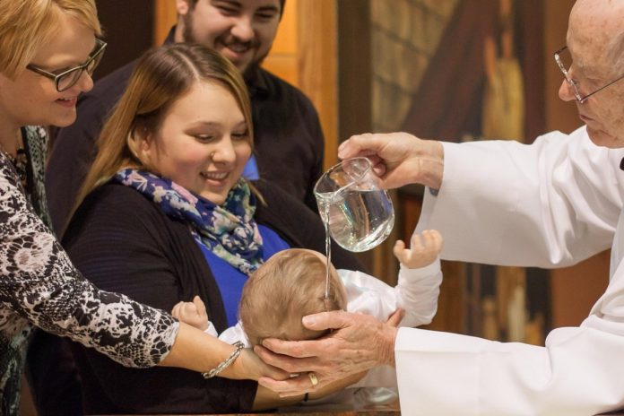NCZAS.INFO | Chrzest dziecka. Zdjęcie ilustracyjne. Źródło: pixabay