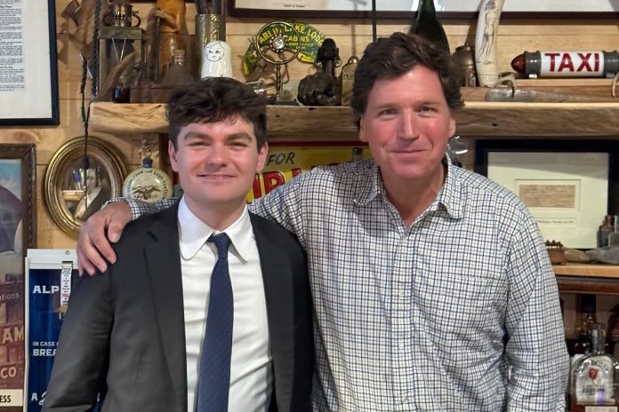 Nick Fuentes oraz Tucker Carlson