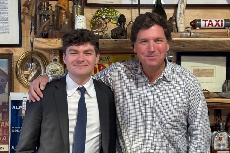 Nick Fuentes oraz Tucker Carlson